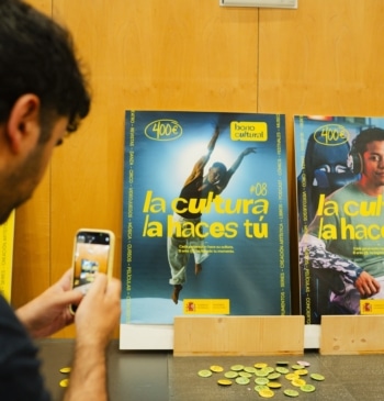 Carteles durante la presentación del nuevo Bono Cultural Joven