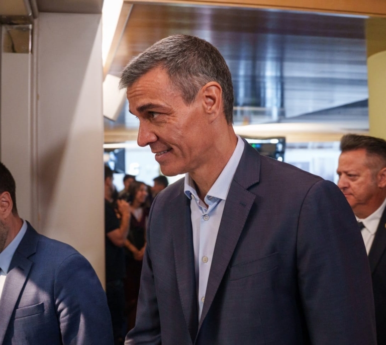 "Piedras en el camino": así define (y esquiva) Sánchez la oleada de escándalos
