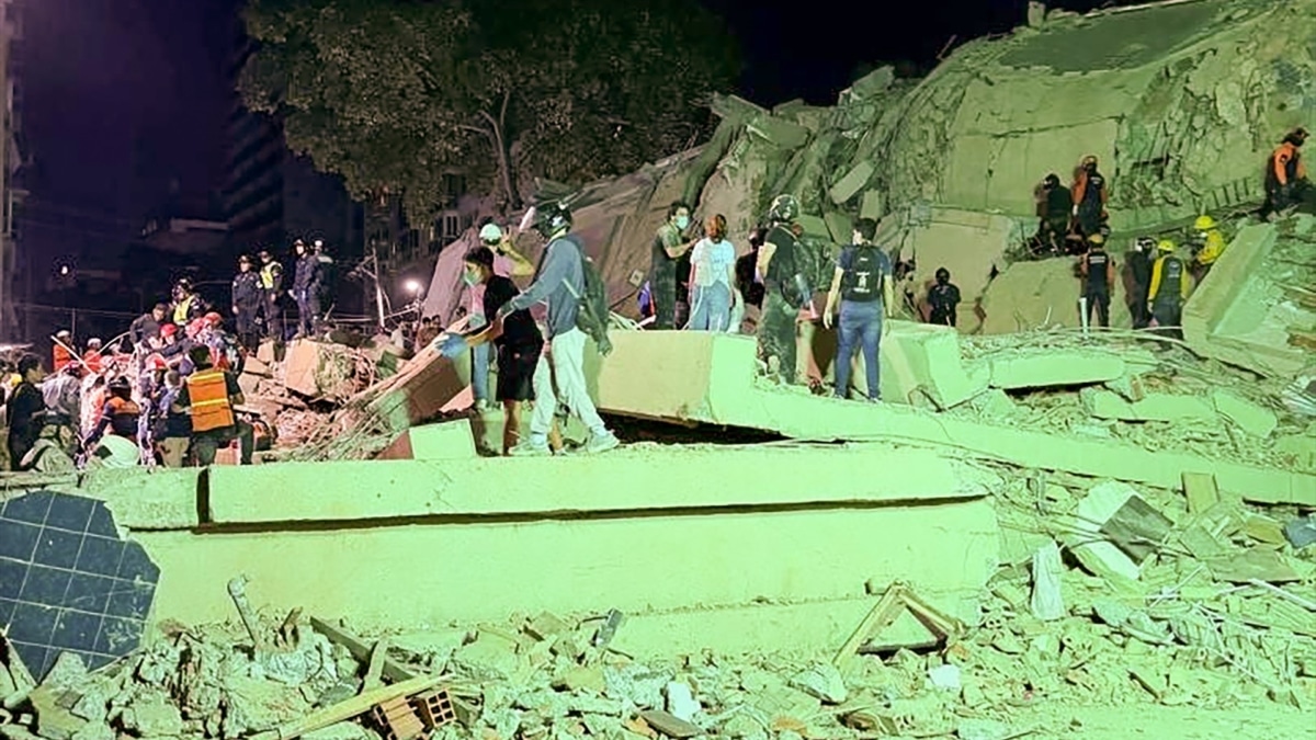 Imagen de un edificio en ruinas tras el terremoto de anoche
