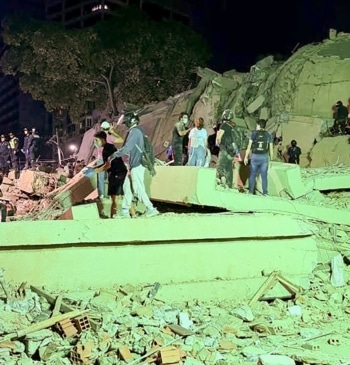 Imagen de un edificio en ruinas tras el terremoto de anoche