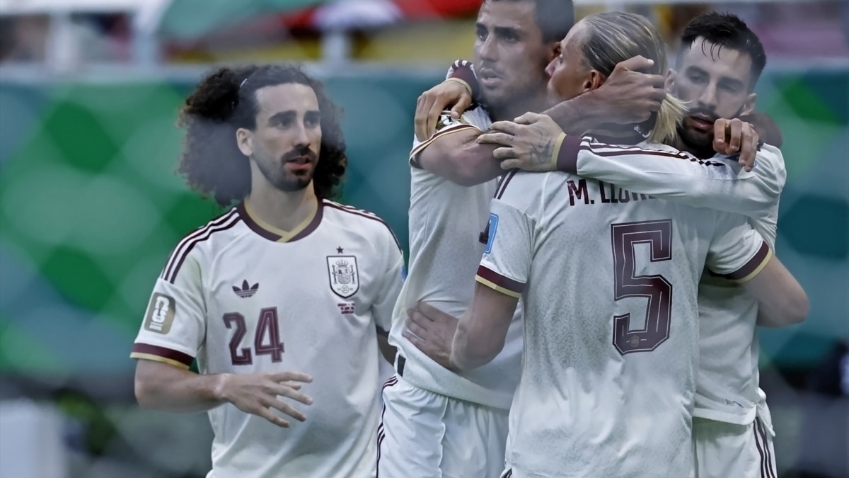 Los jugadores de la selección española celebran el gol a Uruguay.