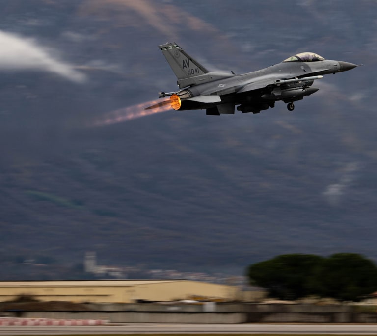 EEUU prevé retirar un tercio de sus aviones de combate y buques de guerra de Europa