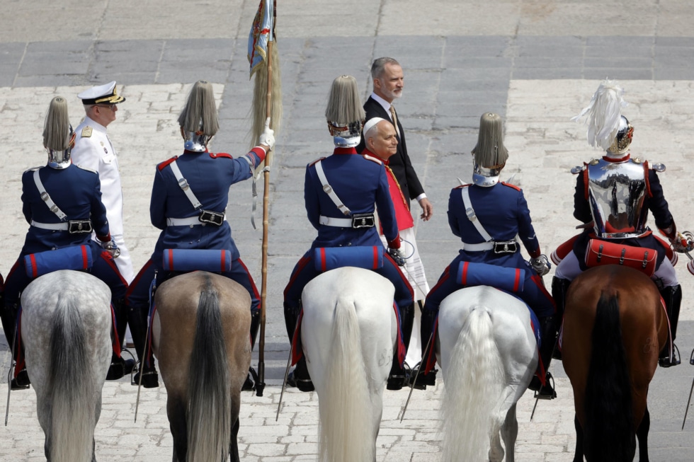 El papa León XIV, junto al rey Felipe VI, en la Plaza de la Armería del Palacio Real