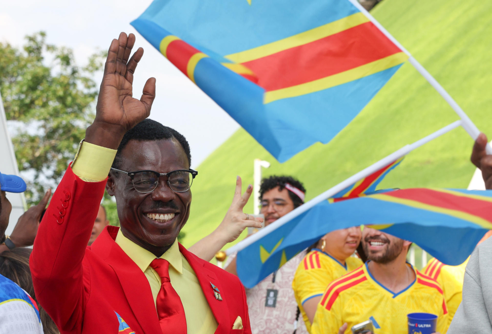 El aficionado de Congo conocido por posar como la estatua del líder de la independencia Patrice Lumumba antes del partido con Colombia