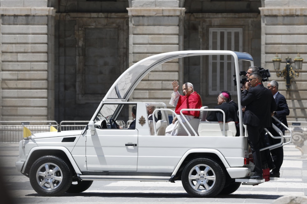 El papa León XIV saluda a los fieles al inicio de su recorrido por el centro de Madrid en el papamóvil