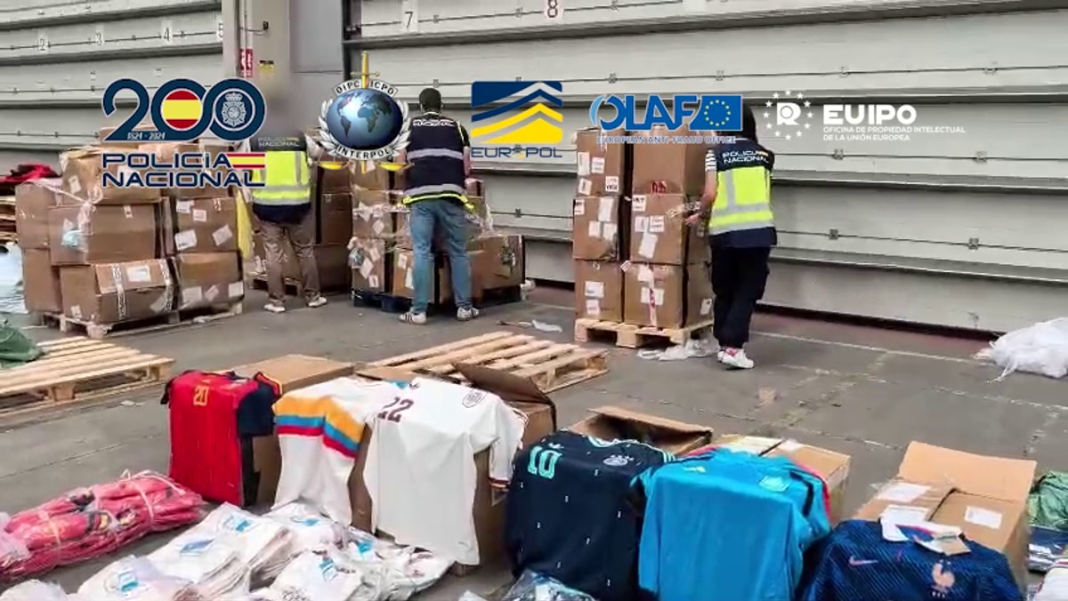 Imagen de algunas de las camisetas incautadas