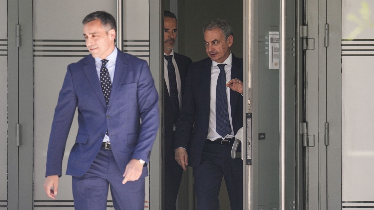 MADRID, 17/06/2026.- El expresidente del Gobierno José Luis Rodríguez Zapatero abandona la Audiencia Nacional tras casi tres horas de declaración como investigado en el caso Plus Ultra, en la que ha negado de plano haber ejercido ninguna influencia en favor de la aerolínea. EFE/Borja Sanchez-Trillo