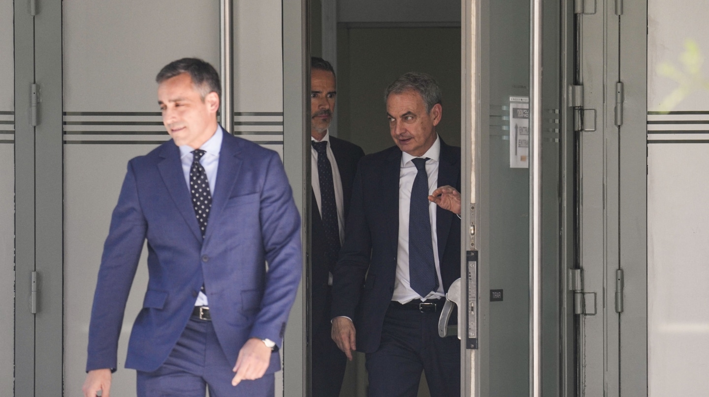 MADRID, 17/06/2026.- El expresidente del Gobierno José Luis Rodríguez Zapatero abandona la Audiencia Nacional tras casi tres horas de declaración como investigado en el caso Plus Ultra, en la que ha negado de plano haber ejercido ninguna influencia en favor de la aerolínea. EFE/Borja Sanchez-Trillo