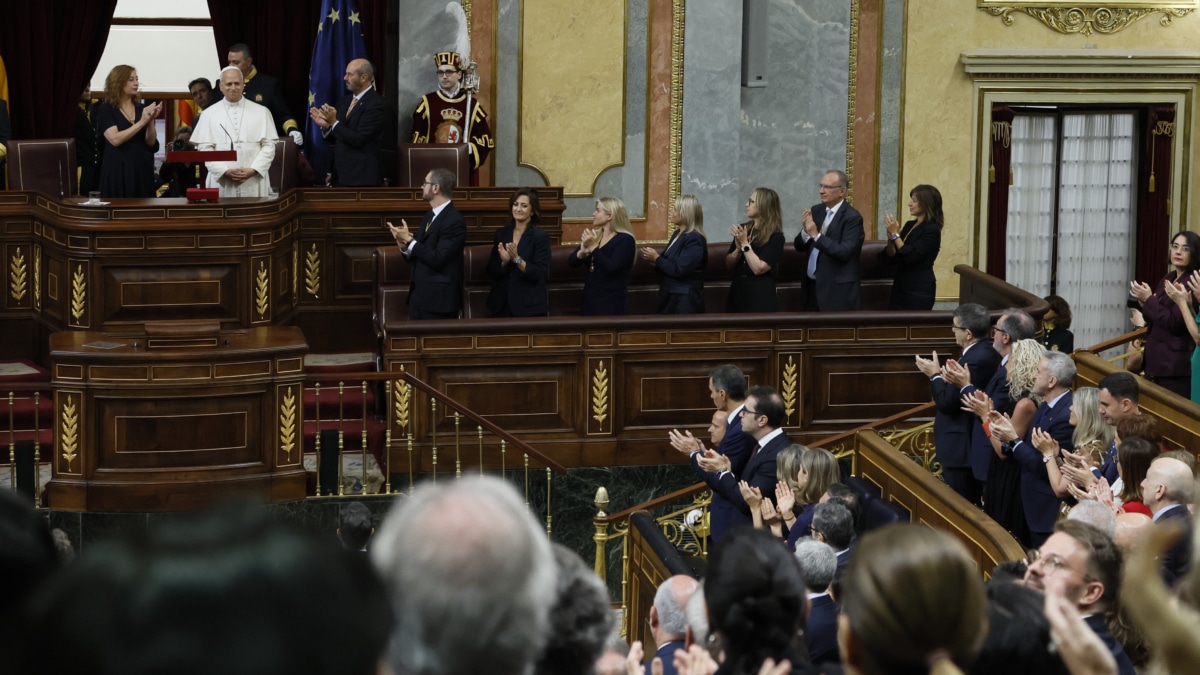 MADRID (ESPAÑA), 08/06/2026.- El papa León XIV es ovacionado tras el esperado e histórico discurso que el Sumo Pontífice ha pronunciado en el Congreso de los Diputados, este lunes, tercera jornada de su visita a España. EFE/Ballesteros POOL