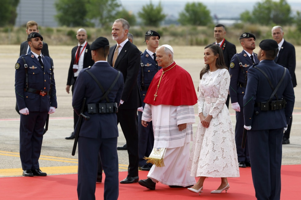 Los reyes Felipe y Letizia tras recibir al papa León XIV a su llegada al aeropuerto de Adolfo Suárez Madrid-Barajas