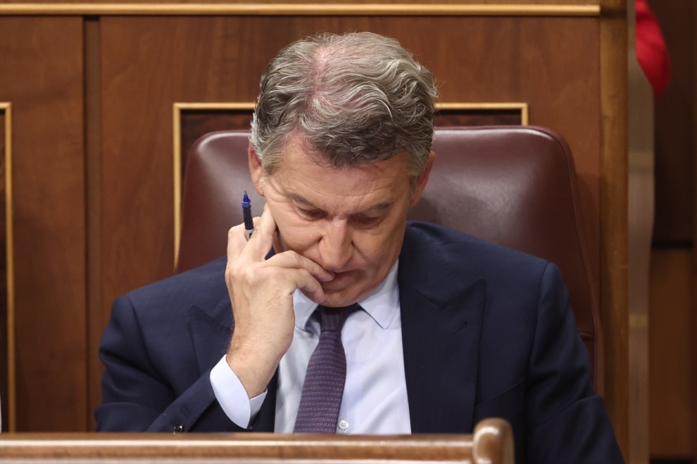 El presidente del Partido Popular, Alberto Núñez Feijóo, durante una sesión plenaria en el Congreso de los Diputados