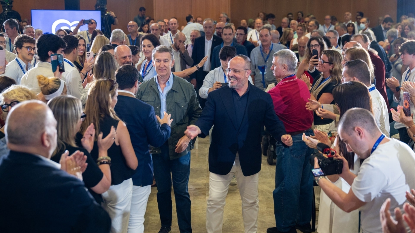 Feijóo acusa a Sánchez de "caudillismo" en la clausura del congreso del PP catalán: "En las generales nos jugamos la democracia"