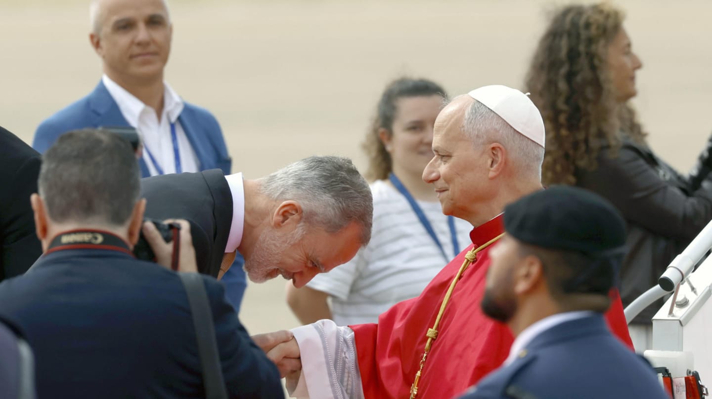 El rey Felipe recibe al papa León XIV a su llegada al aeropuerto de Adolfo Suárez Madrid-Barajas, este sábado