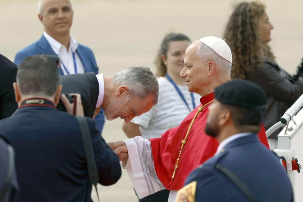 El rey Felipe recibe al papa León XIV a su llegada al aeropuerto de Adolfo Suárez Madrid-Barajas, este sábado