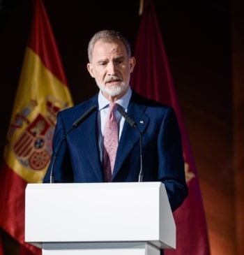 El rey alude "a estos días un tanto oscuros" y aboga por [...]