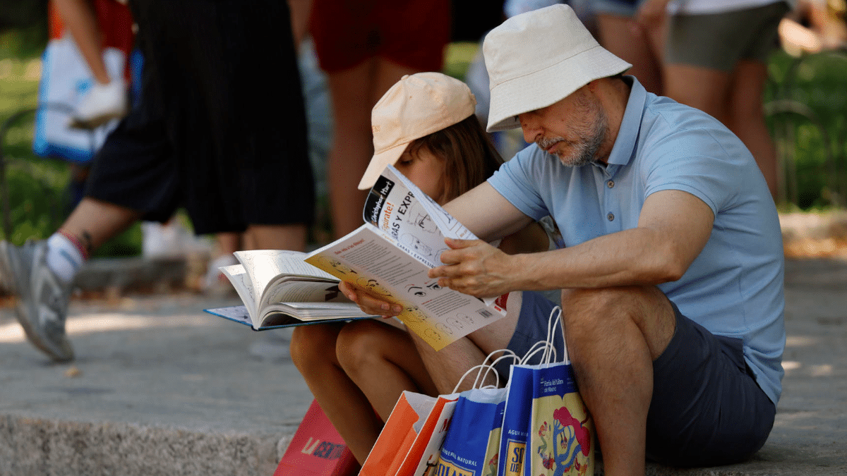 Un padre y su hija en la Feria del Libro de Madrid.