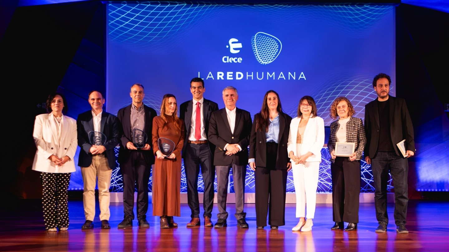 De izquierda a derecha, Olga García, responsable de Recursos Humanos de Clece en la zona centro; Javier Doval, coordinador general de la Federación de Plataformas Sociales Pinardi; David de Miguel, responsable de Inclusión Social y Empleo de Cruz Roja en Madrid; María Padrino, gerente de la Asociación Dual; Jesús Nogales, director de Operaciones de Clece; Cristóbal Valderas, presidente de Clece; Carolina García, delegada social de Clece en la zona centro; Ada Polo, trabajadora de Clece; Claudia Peralta, técnica de Inserción Sociolaboral en la Fundación Atenea; y José Manuel Blanco, coordinador de Empleo de la Asociación Paideia.
