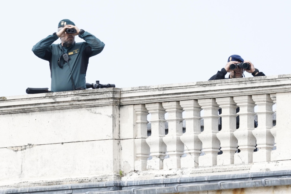 Miembros de las fuerzas de seguridad del Estado vigilan los alrededores del Palacio Real, donde está prevista la ceremonia de bienvenida al papa León XIV que inicia este sábado un viaje de seis días a España.