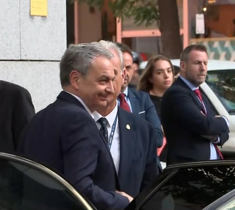 Lea el auto del juez Calama que rechaza retirar el pasaporte a Zapatero