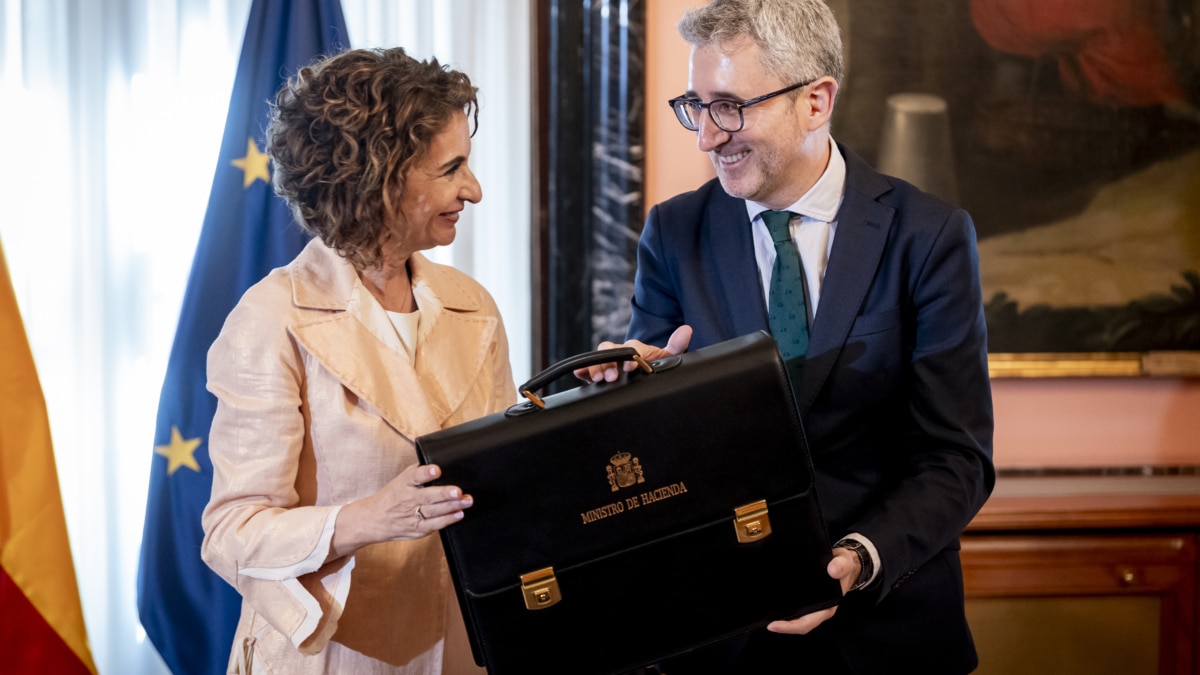 La exministra de Hacienda, María Jesús Montero, y el actual ministro de Hacienda, Arcadi España