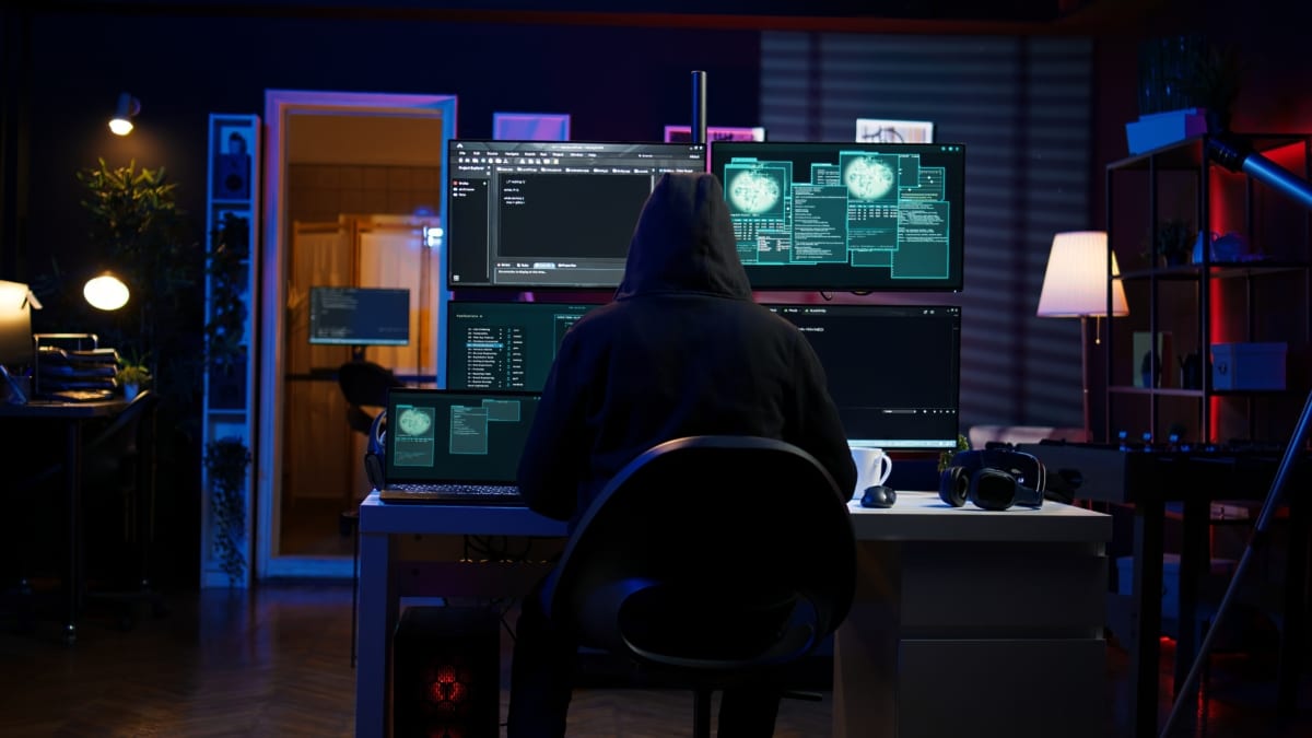 Imagen de un hacker con un portatil