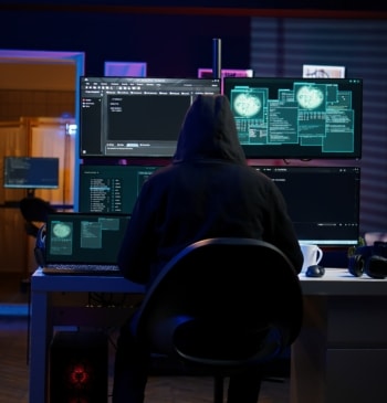 Imagen de un hacker con un portatil