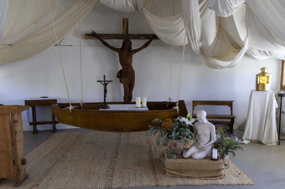 Altar de la capilla en la sede de Hakuna
