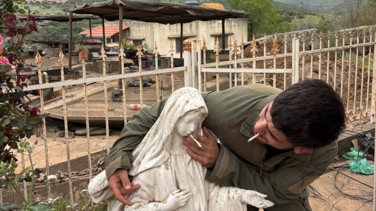 Un soldado israelí coloca un cigarrillo en una estatua de la Virgen María en el sur del Libano