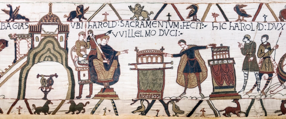 Guillermo haciendo jurar a Harold sobre dos relicarios.