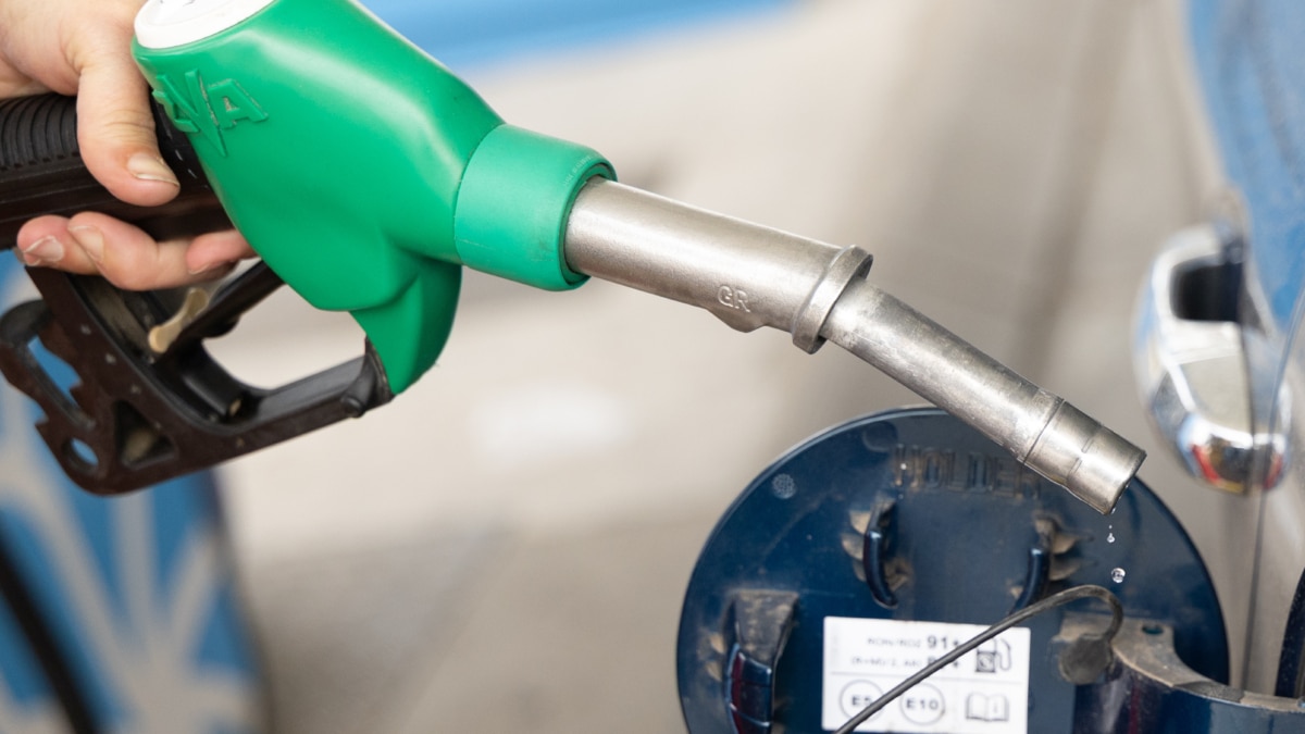 Persona repostando en una gasolinera