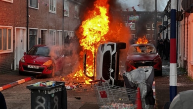 Arde Belfast: los ultras provocan disturbios anti migrantes tras el ataque de un sudanés