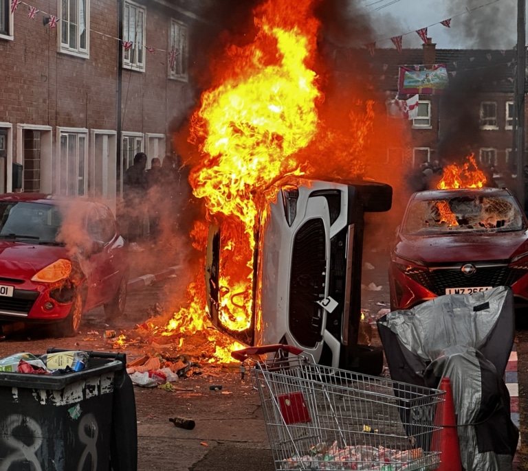 Arde Belfast: los ultras provocan disturbios anti migrantes tras el ataque de un sudanés