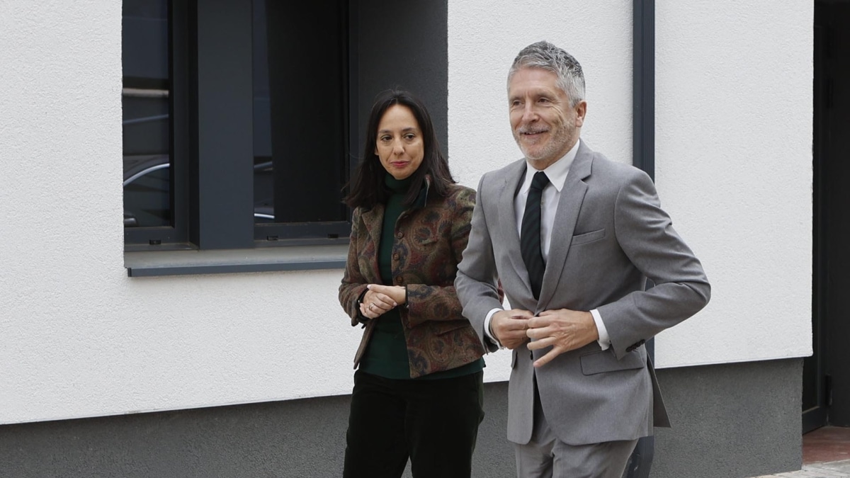 La directora general de la Guardia Civil, Mercedes González, el ministro del Interior, Fernando Grande-Marlaska, durante una visita a la Comandancia de la Guardia Civil, a 8 de mayo de 2025, en Soria, Castilla y León.