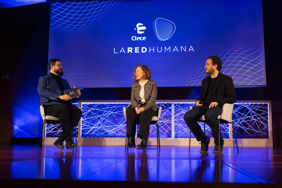 De izquierda a derecha, Manu Sánchez, maestro de ceremonias del acto; Claudia Peralta, técnica de Inserción Sociolaboral de la Fundación Atenea; y José Manuel Blanco, coordinador de Empleo de la Asociación Paideia.