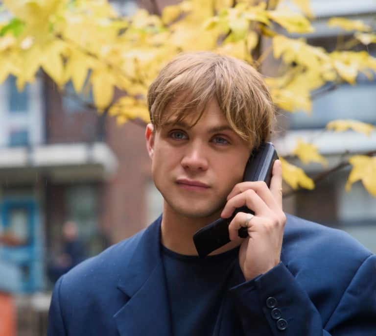 Quién es Leo Woodall y por qué vas a ver su cara en todas partes este año
