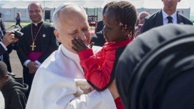 Las imágenes de León XIV en 'Las Raíces', el campamento de acogida que alberga más de 700 migrantes