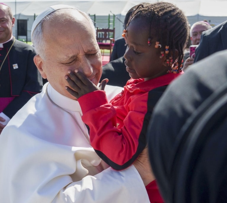 Las imágenes de León XIV en 'Las Raíces', el campamento de acogida que alberga más de 700 migrantes