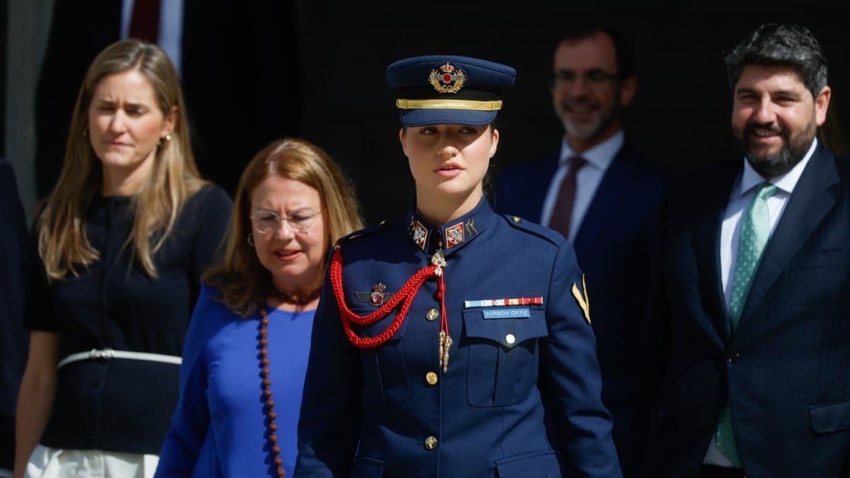 La Princesa de Asturias Leonor, acompañada de la vicepresidenta Sara Aagesen, la presidenta de la Asamblea Regional de Murcia, Visitación Martínez, el jefe de la Casa del Rey, Camilo Villarino, y el presidente de Murcia, Fernando López Miras, este miércoles tras recibir la Medalla de Oro de la Asamblea Regional de Murcia.