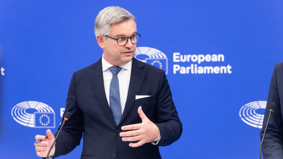 El comisario de Migraciones de la UE alerta del efecto llamada de la regularización de inmigrantes el día de la visita del papa a Canarias: "La señal no es buena"