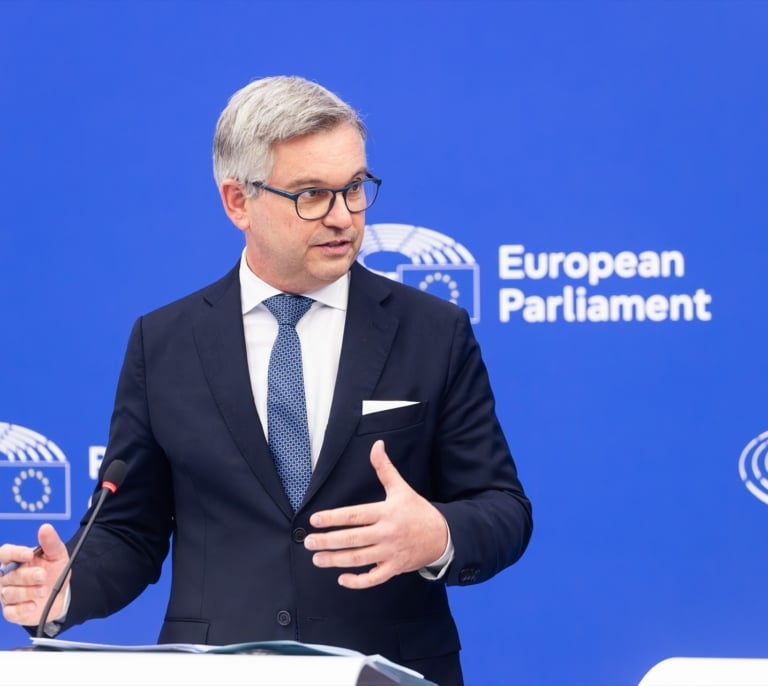 El comisario de Migraciones de la UE alerta del efecto llamada de la regularización de inmigrantes el día de la visita del papa a Canarias: "La señal no es buena"