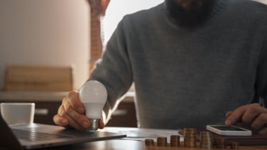 Precio de la luz hoy, 2 de junio de 2026: las mejores horas para enfriar la casa en verano