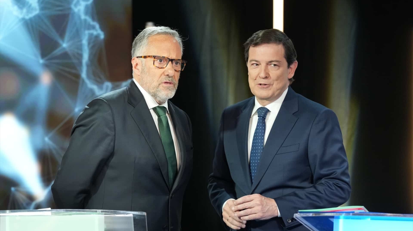 El presidente de Castilla y León, Alfonso Fernández Mañueco, y el candidato de Vox, Carlos Pollán, en el último debate electoral de marzo