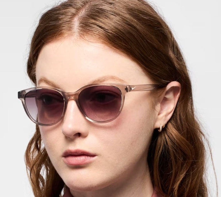 Nike firma unas gafas de sol todoterreno: no parecen deportivas y se van a colar en todos tus planes de verano