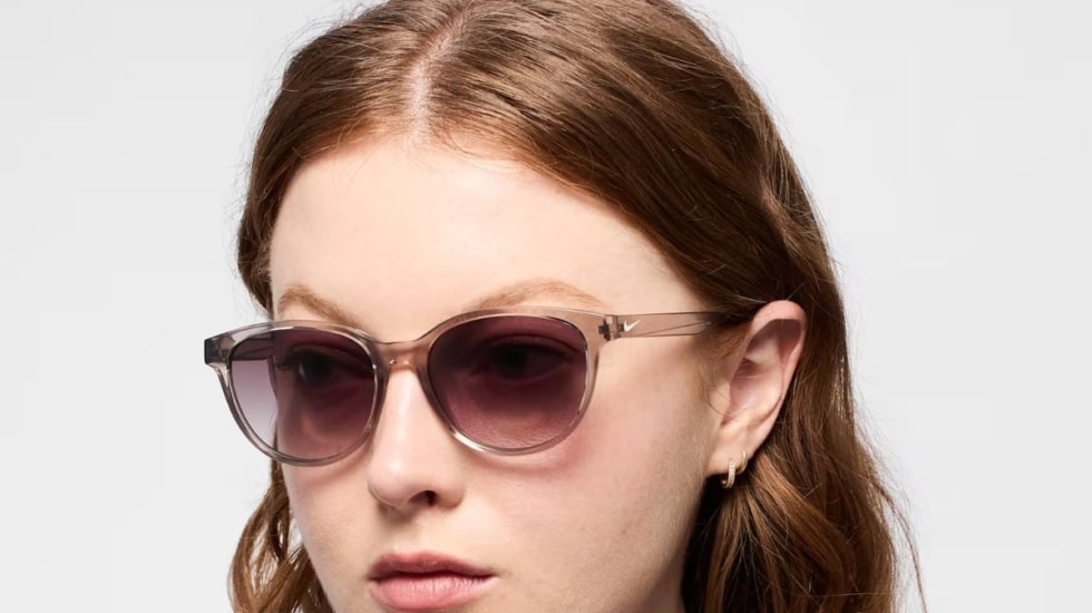 Nike firma unas gafas de sol todoterreno: no parecen deportivas y se van a colar en todos tus planes de verano
