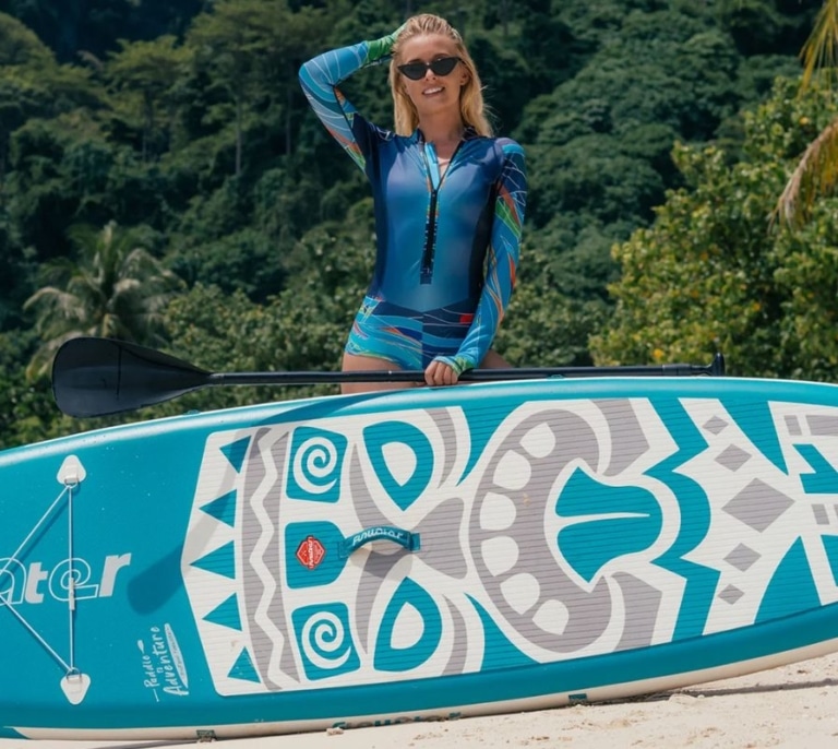 ¿Quieres mantenerte activo en vacaciones? Este es el deporte más divertido para tonificar todo el cuerpo (sin pasar calor)