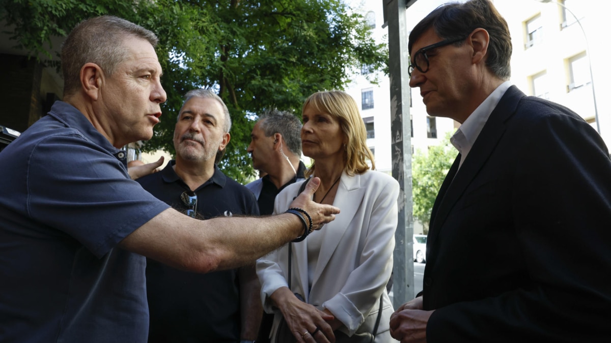 El presidente de Castilla la Mancha, Emiliano García-Page (i), conversa con el presidente de la Generalitat, Salvador Illa (d), a su llegada a la reunión del Comité Federal del Partido, este sábado