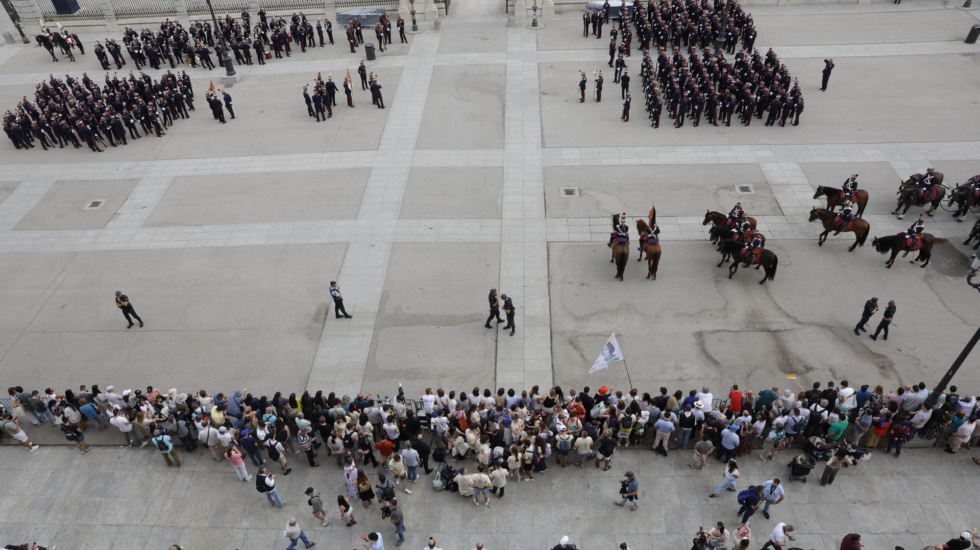 Numerosas personas esperan en la plaza de la Armería del Palacio Real, donde está prevista la ceremonia de bienvenida al papa León XIV que inicia este sábado