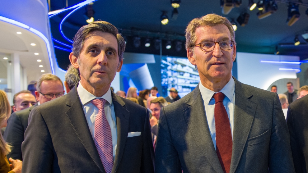 El presidente del PP, Alberto Núñez Feijóo, y el expresidente de Telefónica, José María Álvarez-Pallete, en el Mobile World Congress 2023