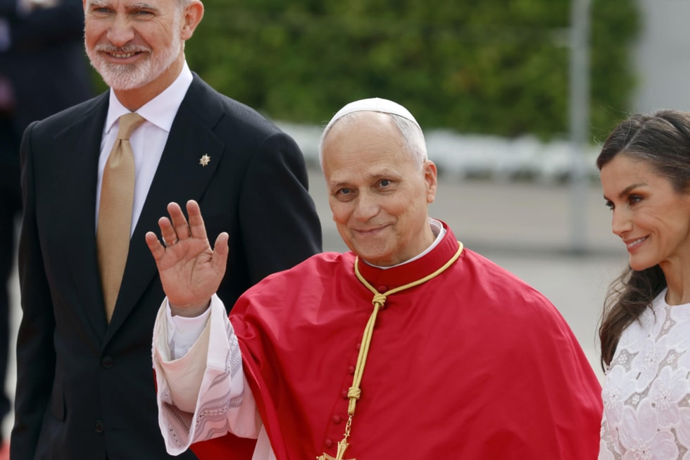 El papa León XIV tras ser recibido por los reyes Felipe y Letizia a su llegada al aeropuerto de Adolfo Suárez Madrid-Barajas, este sábado