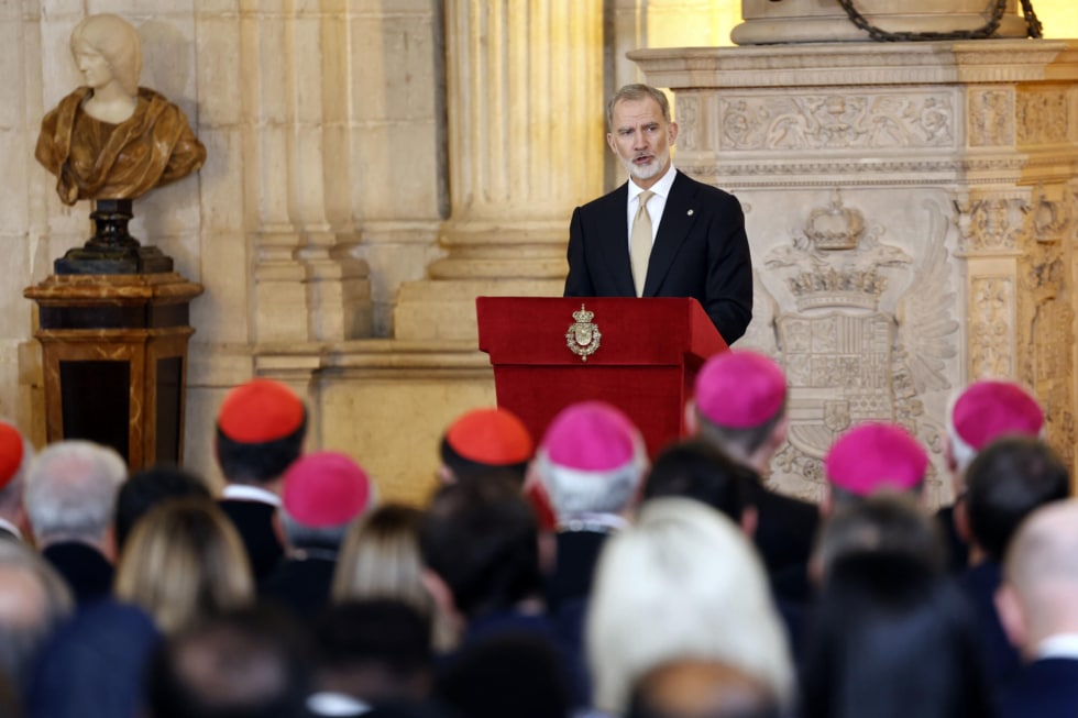 El rey Felipe VI pronuncia un discurso en el Salón de las Columnas durante el acto de bienvenida oficial al papa León XIV en el Palacio Real